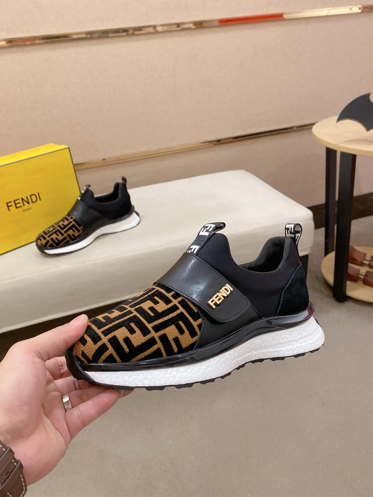 Men's shoes 💰 462💰 (fendi) New high-top 👊🏻 upper 🇮🇹 imported cowhide fabric 🇩🇪 lining imported breathable mesh lining. The original outsole is molded to highlight the identity of every man, and the upper foot is elegant and stable🚶🏻🚶🏻The high-end custom counters reproduce the original version📯No matter the wind or rain, the shoe last remains unchanged and can withstand the verification of time🔍️,🔵 Size: 38-44